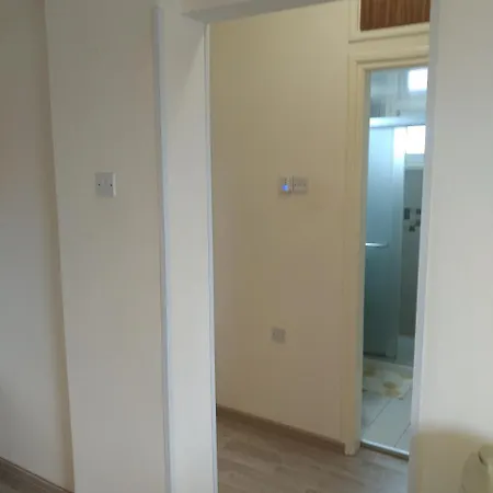 Cozy Two Bedroom Apartment *
