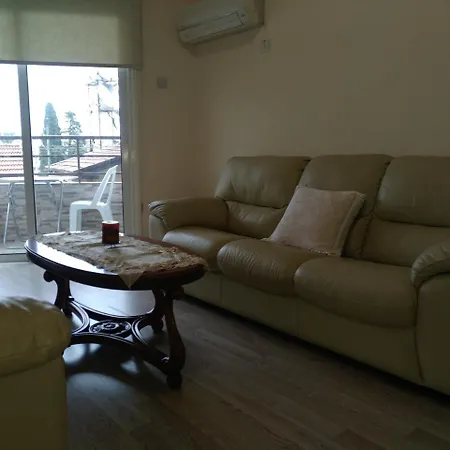 Cozy Two Bedroom Apartment *