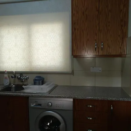 Lägenhet Cozy Two Bedroom Larnaca